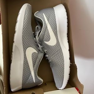 Nike NEW TANJUN women athletic shoes grey size 9